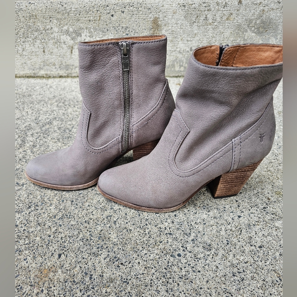 FRYE WOMEN'S ESSA BOOTIE NUBUCK LEATHER ANKLE BOOT WITH BOX DARK ASH 8.5